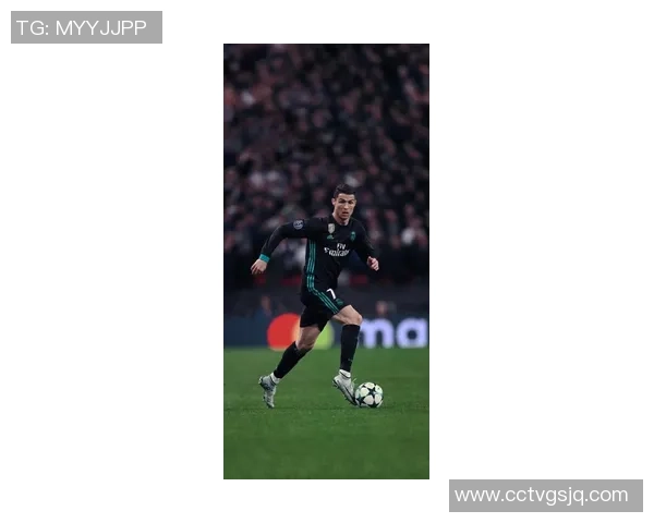 C罗驰骋绿茵场英姿飒爽高清照片展示足球巨星魅力