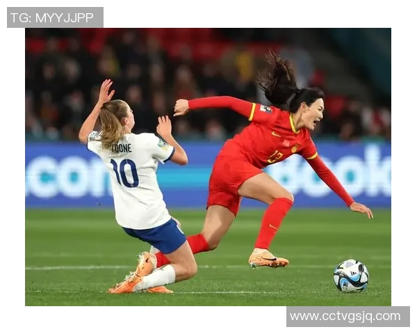 中国女足球星惊艳赛场被表白 引发球迷热议与关注